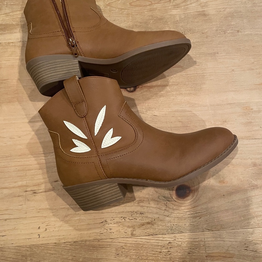 NWOT BC Footwear Womens Vegan Ankle Boots Lead Motif low heel boho western 7 - Picture 3 of 8